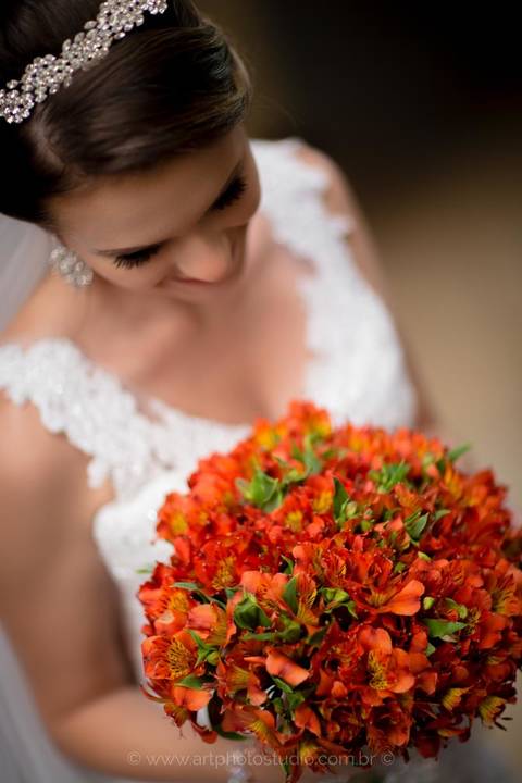 Noiva já com o vestido e buquê no hotel Patropi em Casimiro de Abreu / RJ'