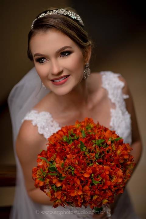 Noiva já com o vestido e buquê no hotel Patropi em Casimiro de Abreu / RJ'