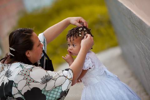 Daminha se prepara para cerimônia religiosa de casamento católico.'