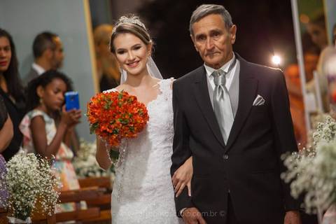 Entrada da noiva com o pai e buquê'