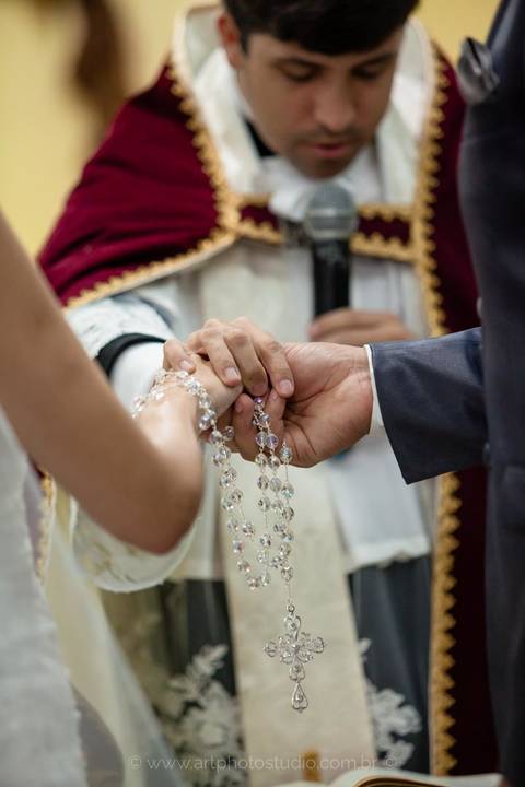 noivos entregam as alianças em cerimônia de casamento religioso, na capela Sagrado Coração de Jesus em Casimiro de Abreu / RJ '
