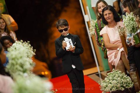 Entrada das alianças em cerimônia de casamento religioso, na capela Sagrado Coração de Jesus em Casimiro de Abreu / RJ '