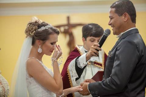noivos entregam as alianças em cerimônia de casamento religioso, na capela Sagrado Coração de Jesus em Casimiro de Abreu / RJ '