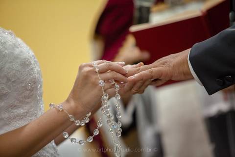 noivos entregam as alianças em cerimônia de casamento religioso, na capela Sagrado Coração de Jesus em Casimiro de Abreu / RJ '