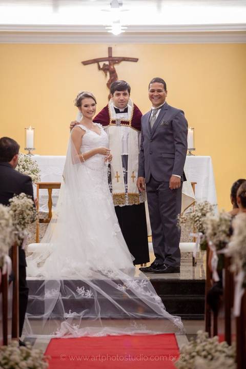noivos entregam as alianças em cerimônia de casamento religioso, na capela Sagrado Coração de Jesus em Casimiro de Abreu / RJ '