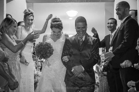 saída dos noivos com chuva de arroz em cerimônia de casamento religioso, na capela Sagrado Coração de Jesus em Casimiro de Abreu / RJ '