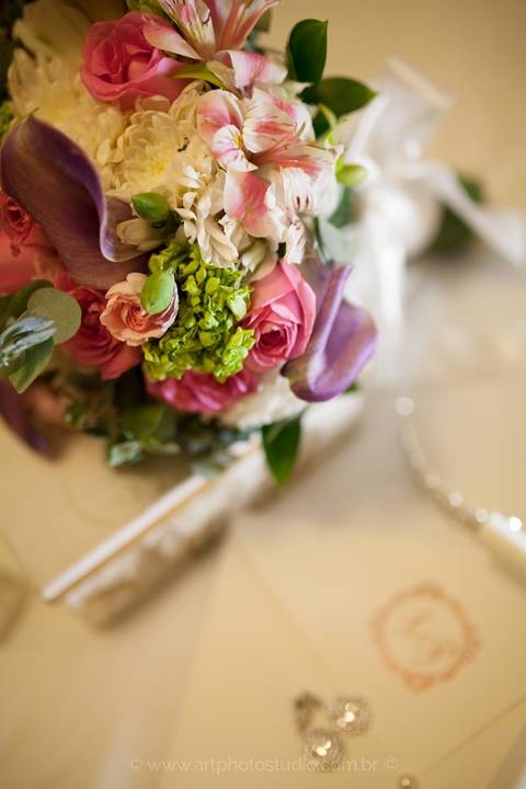 Buquê de Noiiva durante o making of do casamento'