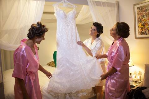 Noiva durante o making of do Casamento no Hotel Royal Macaé / RJ'