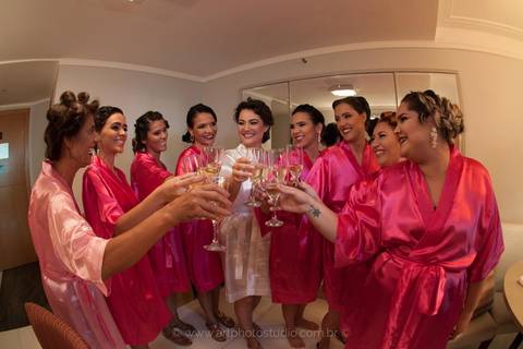 Noiva durante o making of do Casamento no Hotel Royal Macaé / RJ'