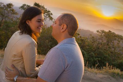 Fim de tarde em Campos dos Jordão - Ensaio pré casamento Larissa & Philipe em Campos dos Jordão, SP, Noiva e noivo posam ao pôr do Sol com uma vista incrível da paisagem da serra paulista. Fotos de casamento por Cezar Fernandes'