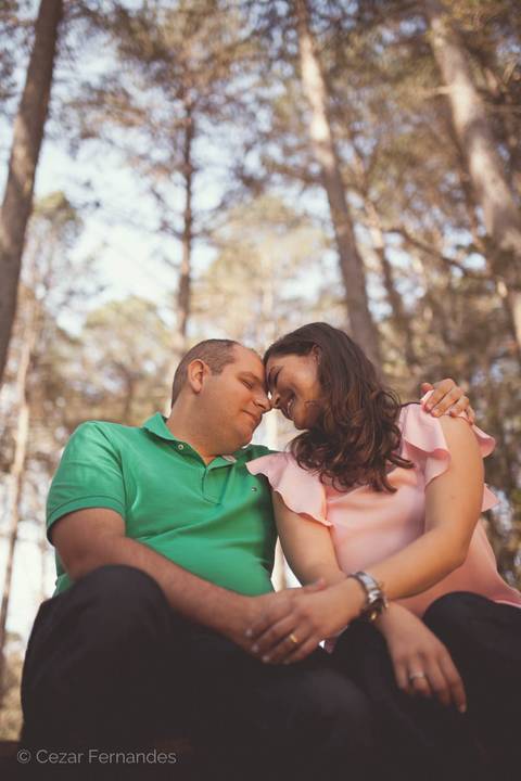 Fim de tarde em Campos dos Jordão - Ensaio pré casamento Larissa & Philipe em Campos dos Jordão, SP, Noiva e noivo posam em meio às Araucárias com uma vista incrível da paisagem da serra paulista. Fotos de casamento por Cezar Fernandes'