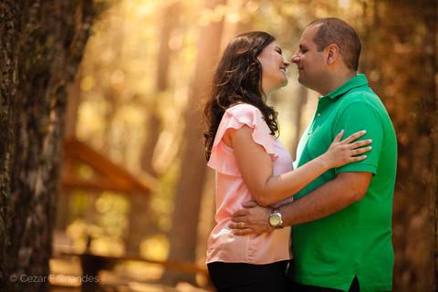 Fim de tarde em Campos dos Jordão - Ensaio pré casamento Larissa & Philipe em Campos dos Jordão, SP, Noiva e noivo posam em meio às Araucárias com uma vista incrível da paisagem da serra paulista. Fotos de casamento por Cezar Fernandes'