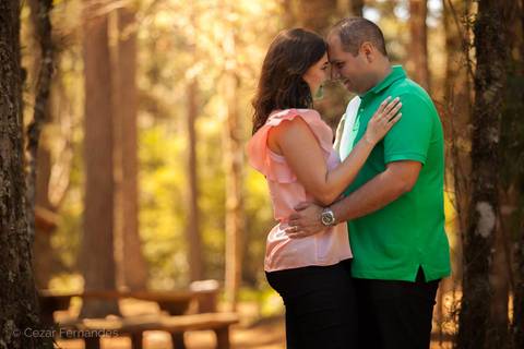 Fim de tarde em Campos dos Jordão - Ensaio pré casamento Larissa & Philipe em Campos dos Jordão, SP, Noiva e noivo posam em meio às Araucárias com uma vista incrível da paisagem da serra paulista. Fotos de casamento por Cezar Fernandes'