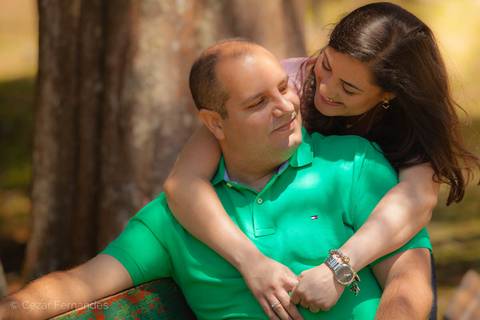 Fim de tarde em Campos dos Jordão - Ensaio pré casamento Larissa & Philipe em Campos dos Jordão, SP, Noiva e noivo posam em meio às Araucárias com uma vista incrível da paisagem da serra paulista. Fotos de casamento por Cezar Fernandes'