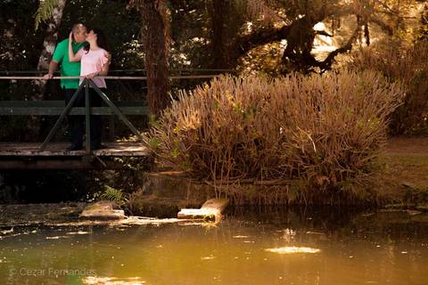 Fim de tarde em Campos dos Jordão - Ensaio pré casamento Larissa & Philipe em Campos dos Jordão, SP, Noiva e noivo posam em meio às Araucárias com uma vista incrível da paisagem da serra paulista. Fotos de casamento por Cezar Fernandes'