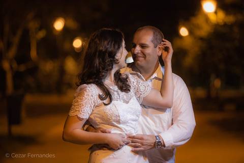 Fim de tarde em Campos dos Jordão - Ensaio pré casamento Larissa & Philipe em Campos dos Jordão, SP, Noiva e noivo posam em meio ao Parque Valentina Miranda, em São José dos Campos. Fotos de casamento por Cezar Fernandes'