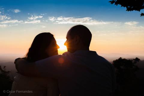 Fim de tarde em Campos dos Jordão - Ensaio pré casamento Larissa & Philipe em Campos dos Jordão, SP, Noiva e noivo posam ao pôr do Sol com uma vista incrível da paisagem da serra paulista. Fotos de casamento por Cezar Fernandes'