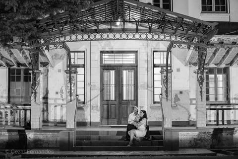 Fim de tarde em Campos dos Jordão - Ensaio pré casamento Larissa & Philipe em Campos dos Jordão, SP, Noiva e noivo posam em meio ao Parque Valentina Miranda, em São José dos Campos. Fotos de casamento por Cezar Fernandes'