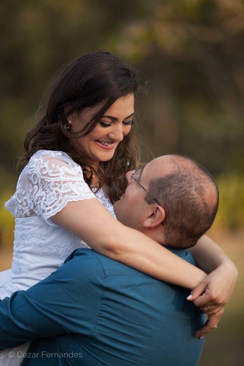 Fim de tarde em Campos dos Jordão - Ensaio pré casamento Larissa & Philipe em Campos dos Jordão, SP, Noiva e noivo posam em meio ao Parque Valentina Miranda, em São José dos Campos. Fotos de casamento por Cezar Fernandes'
