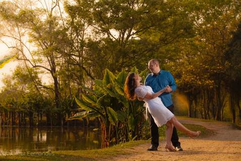 Fim de tarde em Campos dos Jordão - Ensaio pré casamento Larissa & Philipe em Campos dos Jordão, SP, Noiva e noivo posam em meio ao Parque Valentina Miranda, em São José dos Campos. Fotos de casamento por Cezar Fernandes'