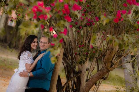 Fim de tarde em Campos dos Jordão - Ensaio pré casamento Larissa & Philipe em Campos dos Jordão, SP, Noiva e noivo posam em meio ao Parque Valentina Miranda, em São José dos Campos. Fotos de casamento por Cezar Fernandes'