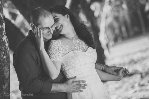 Fim de tarde em Campos dos Jordão - Ensaio pré casamento Larissa & Philipe em Campos dos Jordão, SP, Noiva e noivo posam em meio ao Parque Valentina Miranda, em São José dos Campos. Fotos de casamento por Cezar Fernandes'