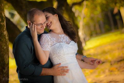Fim de tarde em Campos dos Jordão - Ensaio pré casamento Larissa & Philipe em Campos dos Jordão, SP, Noiva e noivo posam em meio ao Parque Valentina Miranda, em São José dos Campos. Fotos de casamento por Cezar Fernandes'