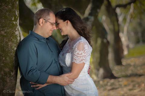 Fim de tarde em Campos dos Jordão - Ensaio pré casamento Larissa & Philipe em Campos dos Jordão, SP, Noiva e noivo posam em meio ao Parque Valentina Miranda, em São José dos Campos. Fotos de casamento por Cezar Fernandes'