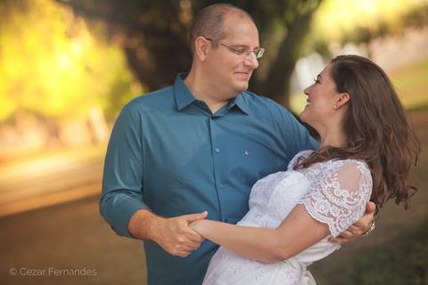 Fim de tarde em Campos dos Jordão - Ensaio pré casamento Larissa & Philipe em Campos dos Jordão, SP, Noiva e noivo posam em meio ao Parque Valentina Miranda, em São José dos Campos. Fotos de casamento por Cezar Fernandes'