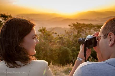 Fim de tarde em Campos dos Jordão - Ensaio pré casamento Larissa & Philipe em Campos dos Jordão, SP, Noiva e noivo posam ao pôr do Sol com uma vista incrível da paisagem da serra paulista. Fotos de casamento por Cezar Fernandes'