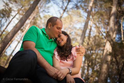 Fim de tarde em Campos dos Jordão - Ensaio pré casamento Larissa & Philipe em Campos dos Jordão, SP, Noiva e noivo posam em meio às Araucárias com uma vista incrível da paisagem da serra paulista. Fotos de casamento por Cezar Fernandes'