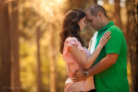 Fim de tarde em Campos dos Jordão - Ensaio pré casamento Larissa & Philipe em Campos dos Jordão, SP, Noiva e noivo posam em meio às Araucárias com uma vista incrível da paisagem da serra paulista. Fotos de casamento por Cezar Fernandes'
