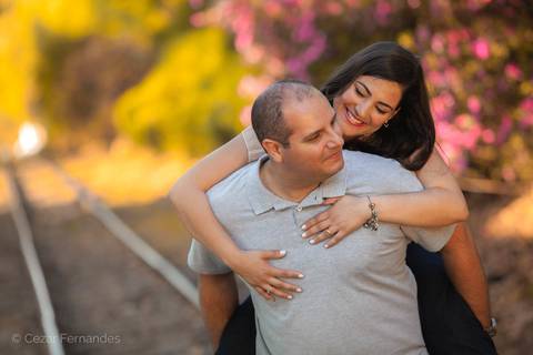 Fim de tarde em Campos dos Jordão - Ensaio pré casamento Larissa & Philipe em Campos dos Jordão, SP, Noiva e noivo posam em meio às Araucárias com uma vista incrível da paisagem da serra paulista. Fotos de casamento por Cezar Fernandes'
