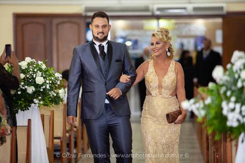 Entrada do noivo na igreja Nossa Senhora de Fátima em Macaé RJ'