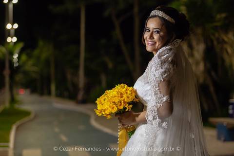 Noiva Katiuscia pronta com Buquê, vestido, tiara, brincos e terço dourado'
