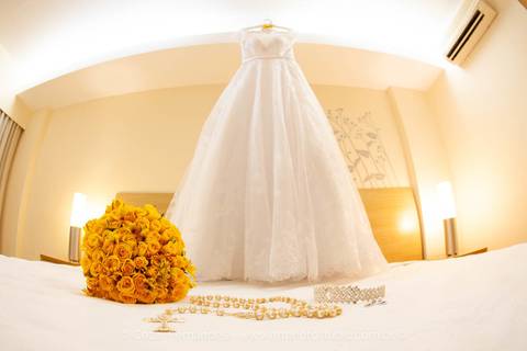 Vestido da noiva com buquê, tiara, brincos e terço no hotel Othon Macaé RJ'