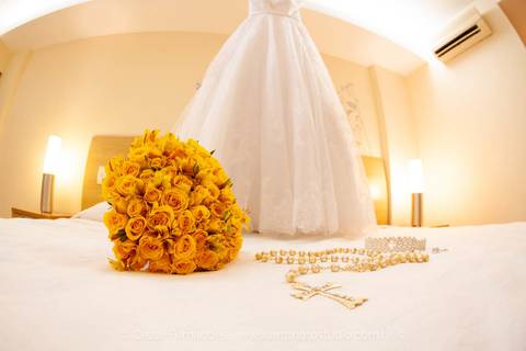 Vestido da noiva com buquê, tiara, brincos e terço no hotel Othon Macaé RJ'