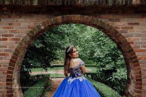 Ensaio externo debutante 15 anos quinze anos Julia realizado no garden park gramado por kevin medeiros fotógrafo fotografia canoas porto alegre rs vestido cinders'