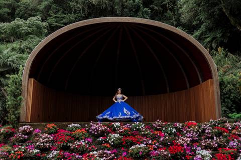 Ensaio externo debutante 15 anos quinze anos Julia realizado no garden park gramado por kevin medeiros fotógrafo fotografia canoas porto alegre rs vestido cinders'