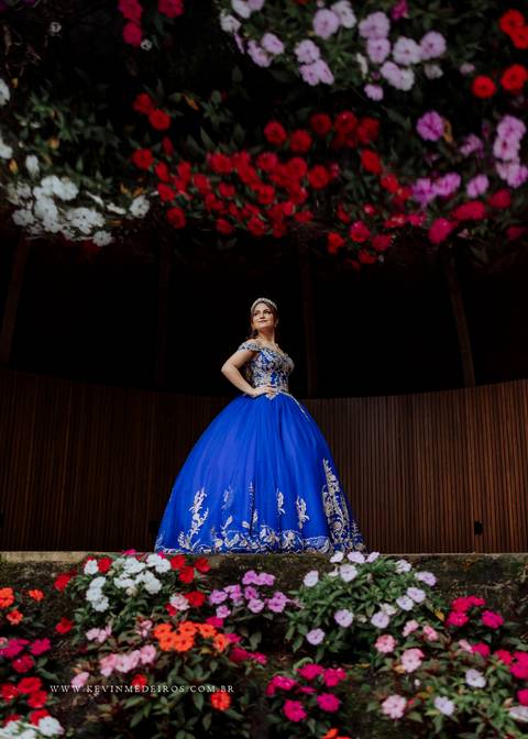 Ensaio externo debutante 15 anos quinze anos Julia realizado no garden park gramado por kevin medeiros fotógrafo fotografia canoas porto alegre rs vestido cinders'