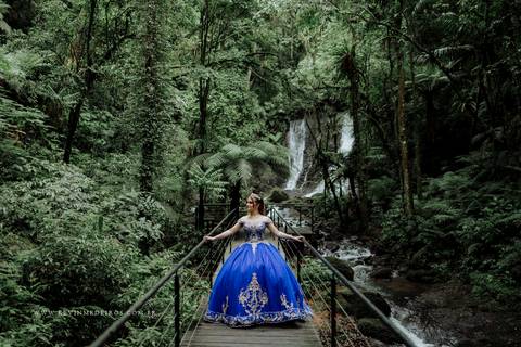 Ensaio externo debutante 15 anos quinze anos Julia realizado no garden park gramado por kevin medeiros fotógrafo fotografia canoas porto alegre rs vestido cinders'