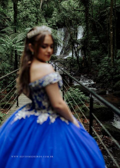 Ensaio externo debutante 15 anos quinze anos Julia realizado no garden park gramado por kevin medeiros fotógrafo fotografia canoas porto alegre rs vestido cinders'