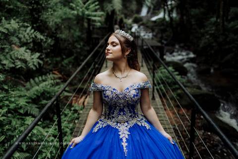 Ensaio externo debutante 15 anos quinze anos Julia realizado no garden park gramado por kevin medeiros fotógrafo fotografia canoas porto alegre rs vestido cinders'