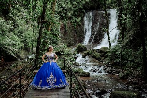 Ensaio externo debutante 15 anos quinze anos Julia realizado no garden park gramado por kevin medeiros fotógrafo fotografia canoas porto alegre rs vestido cinders'