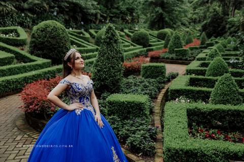 Ensaio externo debutante 15 anos quinze anos Julia realizado no garden park gramado por kevin medeiros fotógrafo fotografia canoas porto alegre rs vestido cinders'