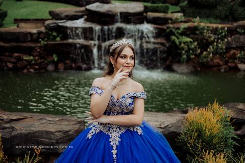 Ensaio externo debutante 15 anos quinze anos Julia realizado no garden park gramado por kevin medeiros fotógrafo fotografia canoas porto alegre rs vestido cinders'