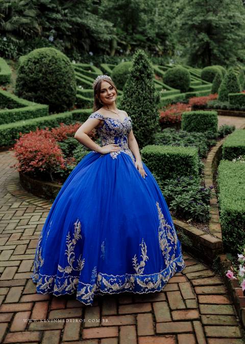 Ensaio externo debutante 15 anos quinze anos Julia realizado no garden park gramado por kevin medeiros fotógrafo fotografia canoas porto alegre rs vestido cinders'