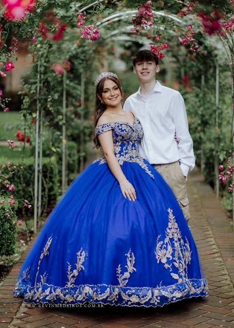 Ensaio externo debutante 15 anos quinze anos Julia realizado no garden park gramado por kevin medeiros fotógrafo fotografia canoas porto alegre rs vestido cinders'