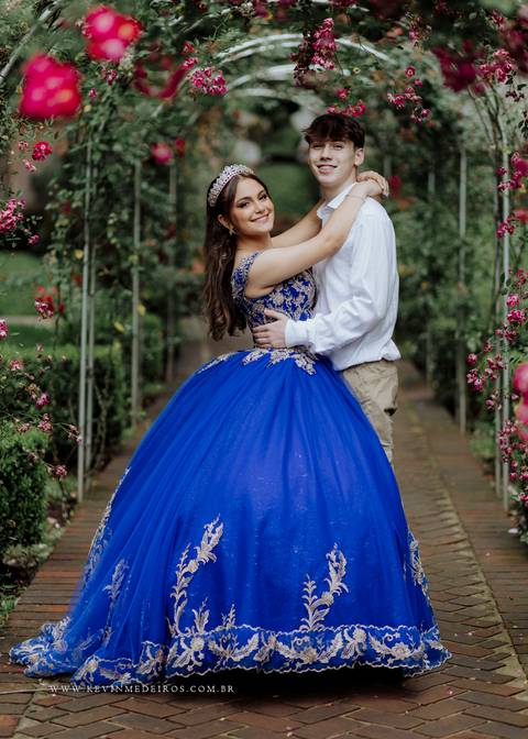 Ensaio externo debutante 15 anos quinze anos Julia realizado no garden park gramado por kevin medeiros fotógrafo fotografia canoas porto alegre rs vestido cinders'