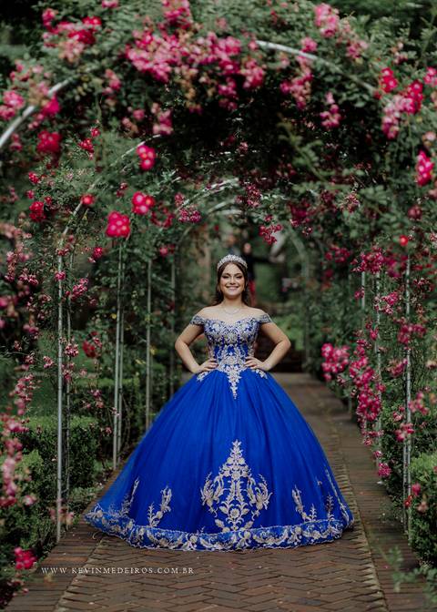 Ensaio externo debutante 15 anos quinze anos Julia realizado no garden park gramado por kevin medeiros fotógrafo fotografia canoas porto alegre rs vestido cinders'